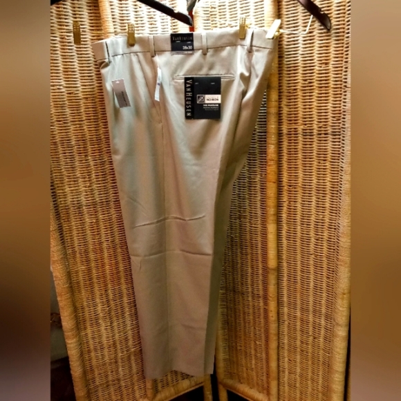 VanHeusen Slacks Pants Beige Khaki Straight Fit, Flat Front Size 38/30 - Picture 1 of 8